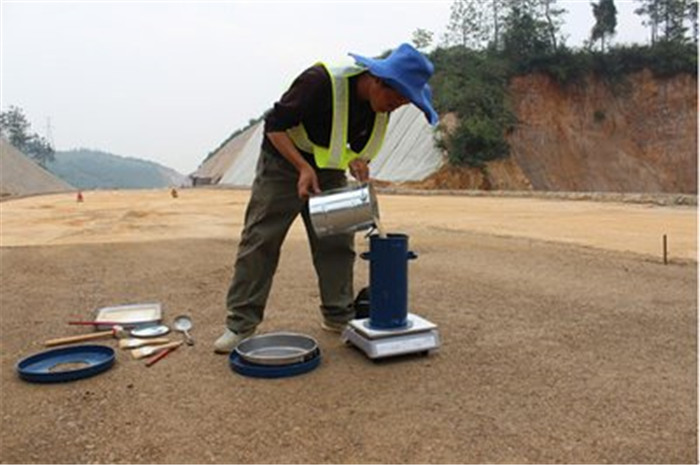 1551944517959296.jpg 二灰穩(wěn)定碎石.jpg